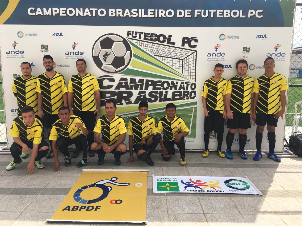 Atleta realizando lançamento em competição oficial