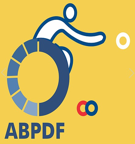 Logo ABPDF — atleta em cadeira de rodas sobre roda segmentada